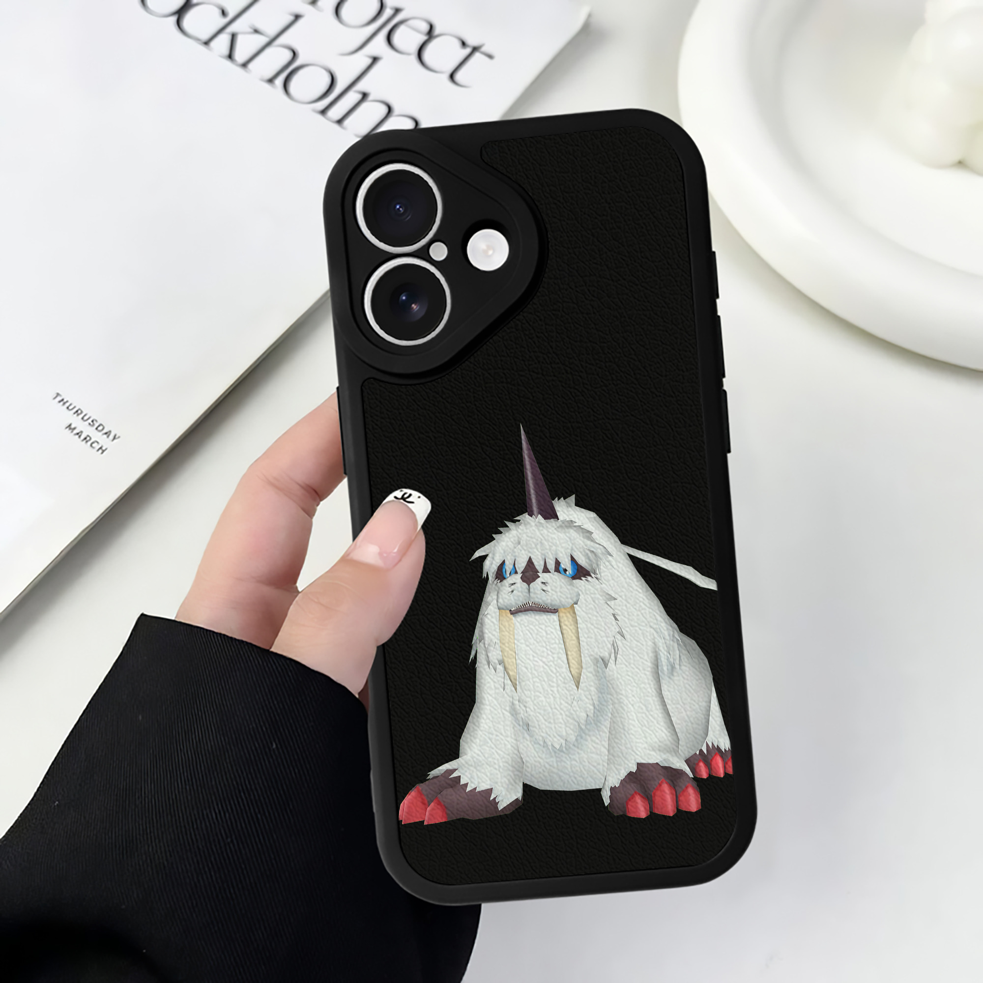 （画像用） Digimon デジタルモンスター/デジモン 【iPhone 16シリーズ対応】シリコンスマホケース（レザー調） 材質：シリコン